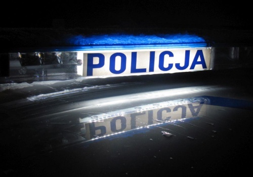 Impetem wjechał samochodem w autobus i przewrócił go. Kierowca z zarzutami