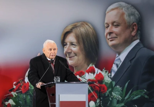 Kaczyński: Kłamstwo smoleńskie ciągle trwa