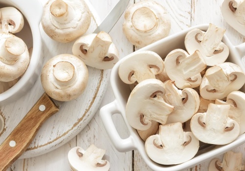 Przez ten błąd pieczarki ciemnieją i tracą jędrność. Przechowuj je w ten sposób. Proste triki