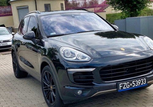 Nowe auto i czarne tablice. Ten widok powinien zaalarmować