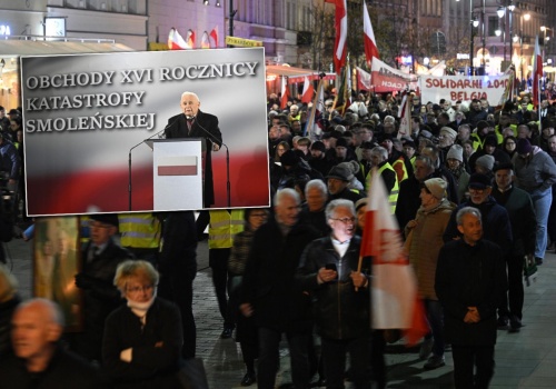 Kaczyński podczas Marszu Pamięci o „złu” i „kłamstwie smoleńskim”. Nie gryzł się w j…