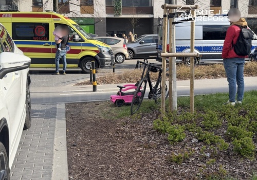 Poważne obrażenia pieszej po zderzeniu z rowerzystą na Woli