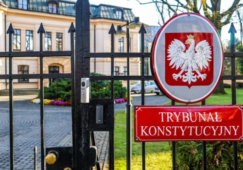 Zamknięta brama, kordon policji. Sędziowie weszli do Trybunału Konstytucyjnego