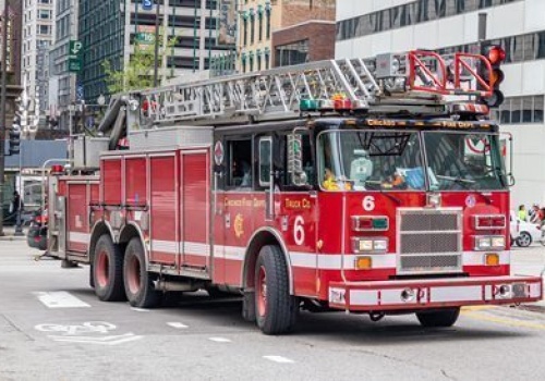 Atak siekierą na samochody strażaków w Chicago