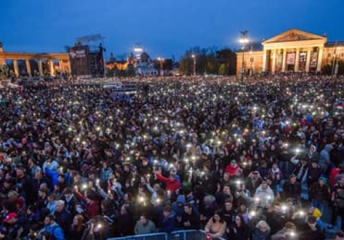 Węgrzy gotowi obalić system. Kilkaset tysięcy osób na ulicach Budapesztu