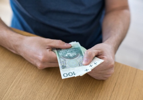 ZUS co miesiąc dopłaca 366,68 zł do emerytury. Jedna grupa dostaje z automatu, bez wniosku