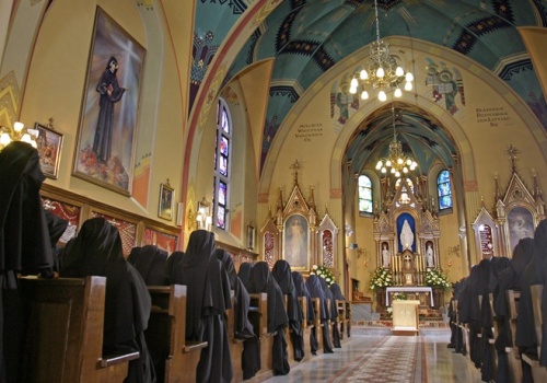 „Ofiaruję Ci Duszę i Bóstwo Jezusa Chrystusa”. Jak rozumieć słowa Koronki do Bożego Miłosierdzia?