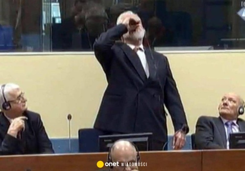 Wyjął fiolkę z cyjankiem i połknął na sali sądowej. 