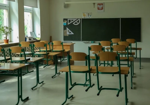 Zamknięto im szkołę na miesiąc przed egzaminami. Kurator mówi o „bezprawiu”