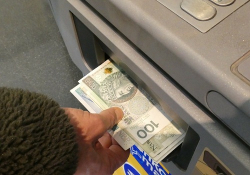 Tak wypłacisz pieniądze z bankomatu bez karty. Jest jednak jeden haczyk