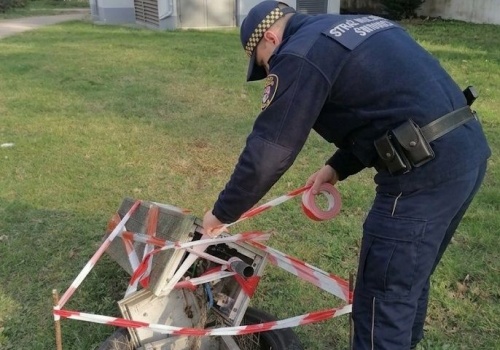Problemy śpiącego podróżnego, podrzucony gruz. Interwencje straży miejskiej