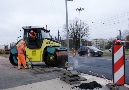 Koniec prac na Pabianickiej i placu Niepodległości. Ułatwienia dla kierowców i powrót MPK