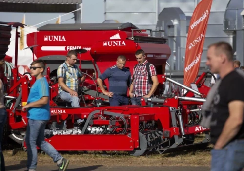 Kupować sprzęt przez grupę producencką czy osobno? Tu decyduje VAT