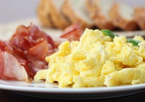 Dodaj kilka kropel do jajek. Jajecznica wyjdzie bardziej puszysta i aksamitna