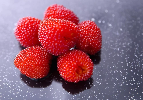 Malinotruskawka podbija ogrody. Co to za roślina i jak ją uprawiać?