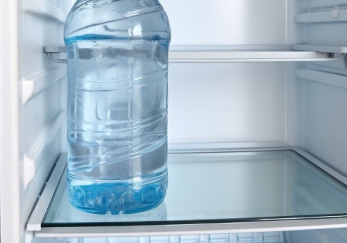 Wsyp sól do szklanki i włóż do lodówki. Nie wierzyłem, ale ten banalny patent naprawdę działa