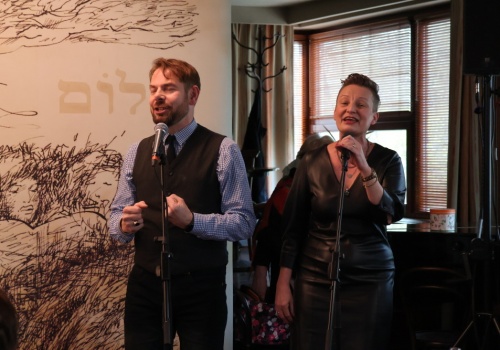 Aktorzy i widzowie przy jednym stoliku. Dzień Aktora w Czeskim Cieszynie