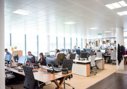 Komfort pracy a oświetlenie w biurze: najczęstsze błędy i jak ich uniknąć