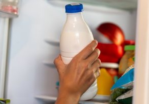 Wiele osób trzyma mleko w lodówce, ale w złym miejscu. Przez to szybciej kwaśnieje