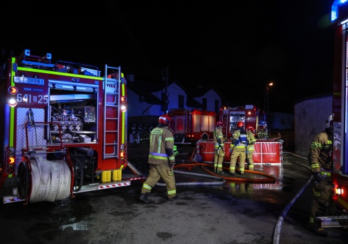 Pomorskie: strażacy nadal gaszą pożar w zakładzie utylizacji opon w Rożentalu