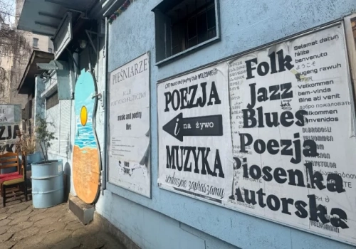 W ukrytym klubie za drzwiami w kształcie gitary święci spotykają się z rock-n-rollowcami