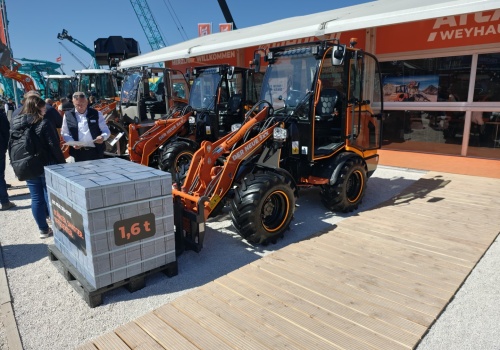 Mała ładowarka, która dźwignie paletę kostki? Oto nowy Weycor serii 300