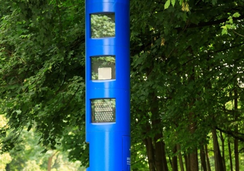 Tajemnicze niebieskie radary. Kierowcy płacą bez przekraczania prędkości