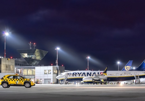 Polskie lotnisko ma nietypową ofertę. Wystarczy być pełnoletnim i mieć dowód