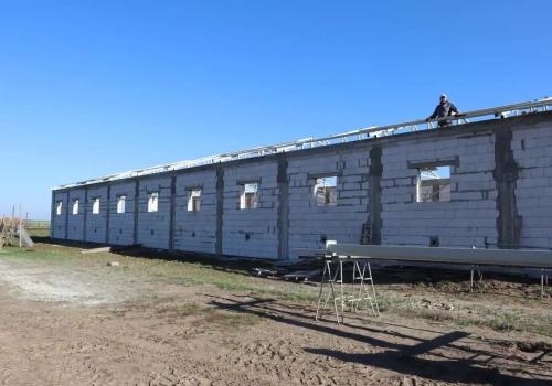 Sąsiad blokuje rolnikowi budowę przez cień. Co na to przepisy?