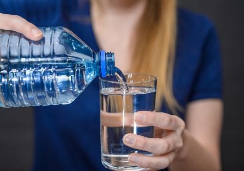 Ile trzeba pić wody? Wcale nie dwa litry. Naukowcy obalili teorię, którą karmią nas od lat