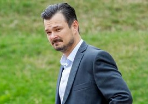 Był katolikiem, dziś chodzi do innego kościoła. Tak mówi o księżach