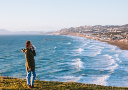 Ludzie pływają w zanieczyszczonej wodzie. To efekt prywatyzacji