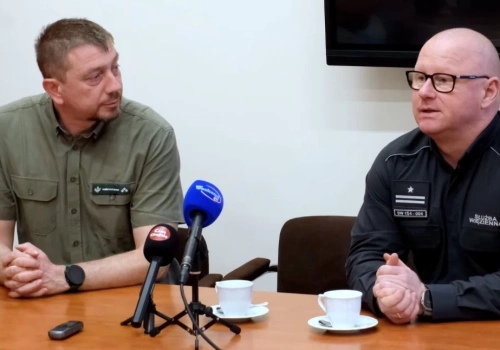 35 skazanych sadzi drzewa nad Jeziorem Charzykowskim