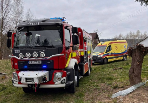 Siłowe wejście do domu i walka o życie człowieka w Błażkowej
