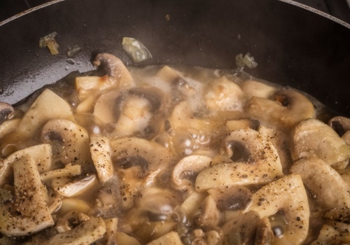 Smażysz tak pieczarki? Dlatego wychodzą ciemne i pozbawione smaku