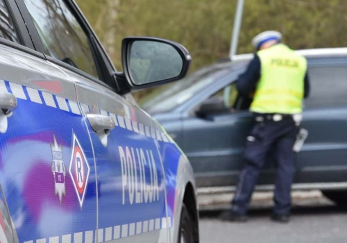 16-latka bez prawa jazdy za kierownicą. 19-latek dał jej poprowadzić i słono zapłacił