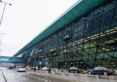 Tłumy chętnych i koniec zapisów. Lotnisko w Krakowie musiało zamknąć formularz