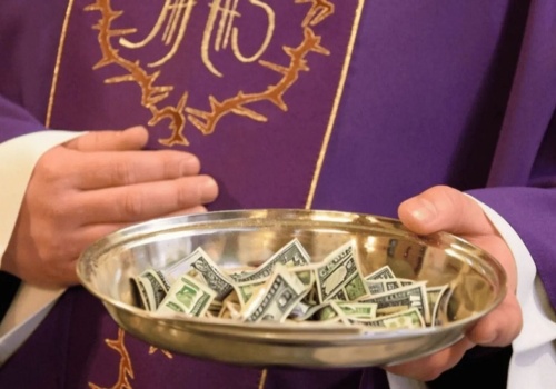 Emerytura dla duchownych w Polsce. Tyle dostaje ksiądz rekordzista