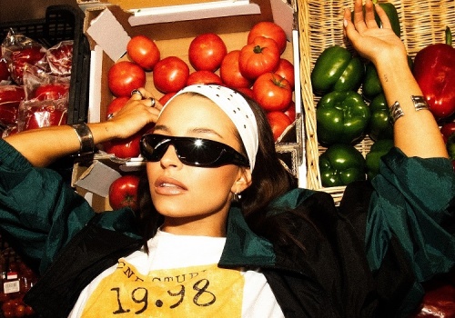 Julia Wieniawa prezentuje nowy singiel „Dziś sobie dam”