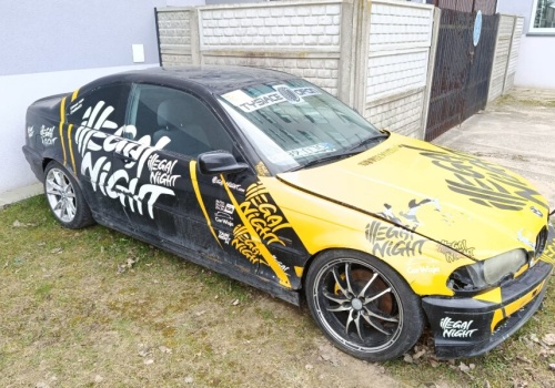Skarbówka licytuje BMW z naklejkami „Illegal nights”. Właścicielem „Seba”