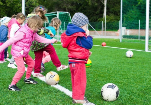 Narzekamy, że dzieci siedzą w telefonach. Ale boiska szkolne zamykamy im po godzinach