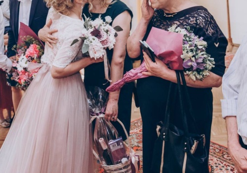 Wycięła ją ze ślubnych zdjęć. Panna młoda upokorzona przez teściową