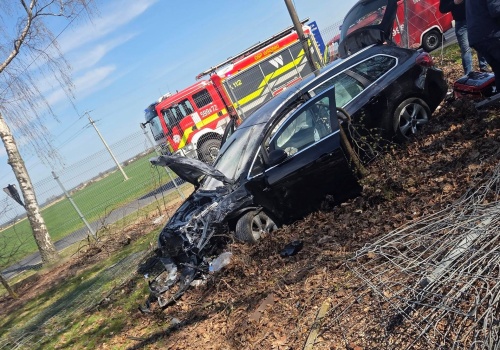 Zderzenie pojazdów na DW 182, osoba ranna przewieziona do szpitala