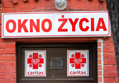 Noworodek pozostawiony w oknie życia w Kartuzach. Chłopiec trafił do szpitala