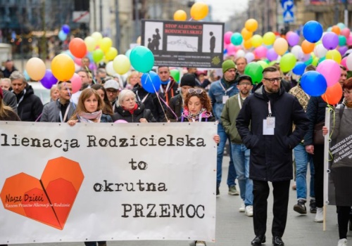 Marsz Rodzin przeszedł ulicą Piotrkowską. „Dziecko ma prawo do obojga rodziców”
