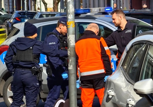Nastolatek znaleziony na ulicy w centrum Ostrowa (ZDJĘCIA)