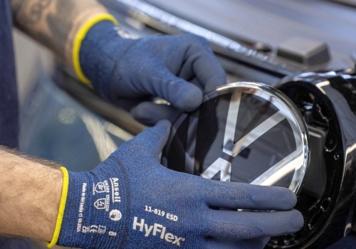 Burza wokół prywatnych lotów zarządu Volkswagena. W tle cięcia kosztów i redukcje etatów