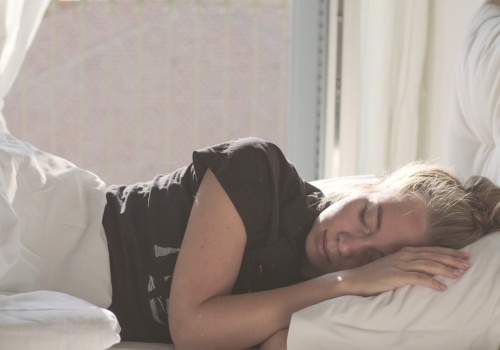 Pozycje do spania, które postarzają. Widać na policzkach i wokół oczu