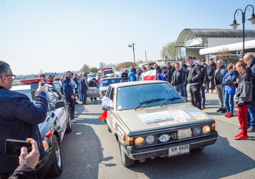 Z Tajlandii do Chałupek: Kultowe Fiaty i Polonez tłumnie powitane w ojczyźnie