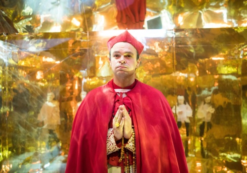 Dawid Ogrodnik w dwunastu rolach. „Prałat” to najodważniejsza premiera TVP tej wiosny